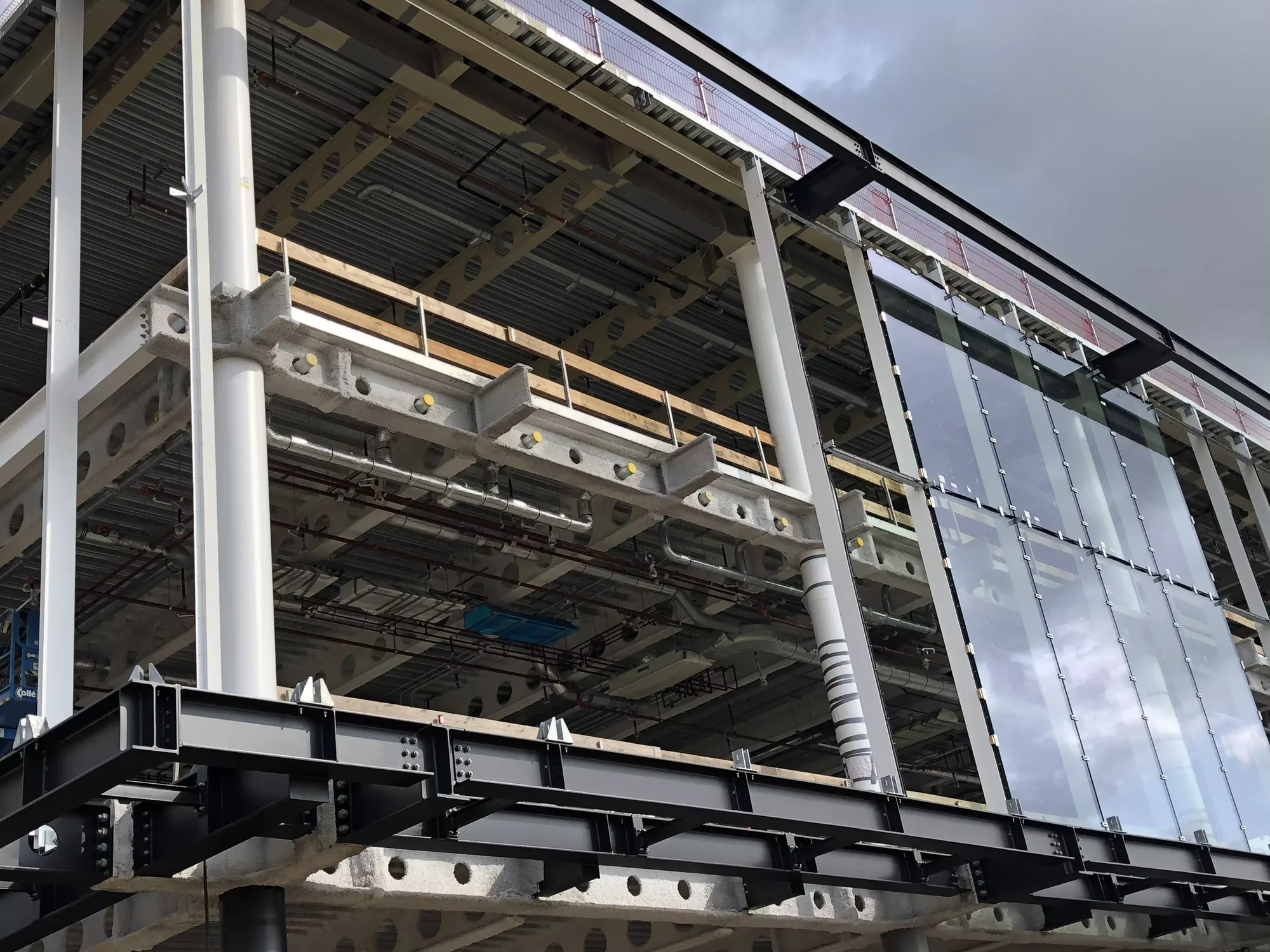 Staalstructuur en gevel van een gebouw in aanbouw